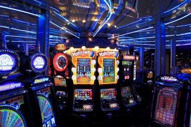Three Card Poker settlement and payout display